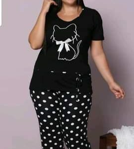 Nagyméretű női pizsama cicás mintával